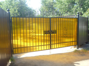 забор из поликарбоната с распашными воротами